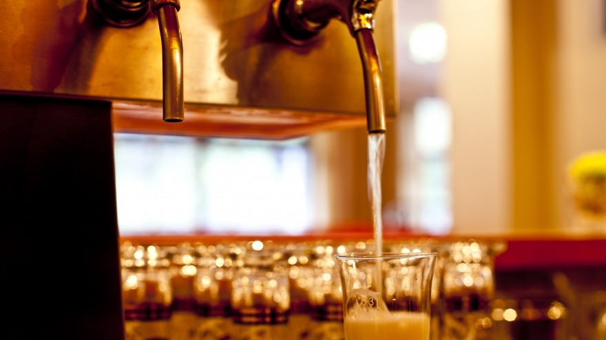 Bar Boulevard relexa hotel Berlin - frisch gezapftes Bier direkt vom Fass